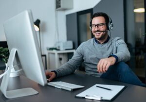 Én Érdy Tamás vagyok és Svájcban élek. Van egy munkahelyem is, de imádok a szabadidőmben a befektetésekről tanulni, ezekkel foglalkozni, kiszámolni, melyiknek milyen kockázata van és milyen megtérülés várható és imádok másokkal beszélgetni róla.